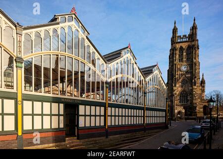 Stockport Market und St Marys Church Stockfoto