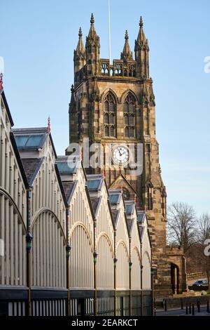 Stockport Market und St Marys Church Stockfoto