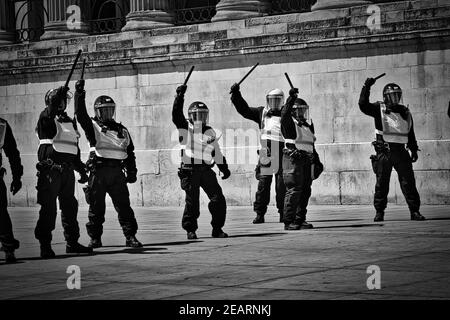 Die Polizei lädt am 13. Juni 2020 während eines Protestes in London, England, auf dem Trafalgar-Platz einen Stab mit Aufladung von Krawallen ein Stockfoto