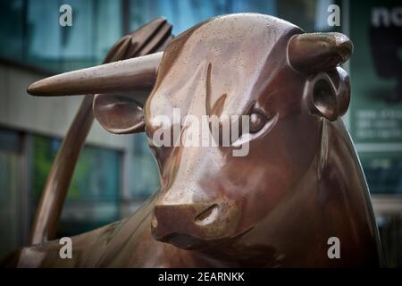 Zweifache lebensgroße Skulptur The Bull von Laurence Broderick eine 6 Tonnen schwere Bronze ein Symbol für Bullrings Bedeutung für Birmingham. Stockfoto
