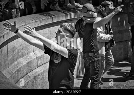 London 13 June 2020 Demonstranten von rechtsextremen Gruppen, die auf dem Trafalgar Square mit BLM-Demostratoren und der Polizei zusammenprallen Stockfoto