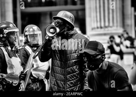 London 13 June 2020 BLM-Demonstranten kollidierten auf dem Trafalgar Square mit rechtsextremen Gruppen und der Polizei Stockfoto