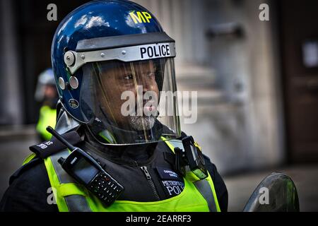 London, 13. Juni 2020 , Nahaufnahme Porträt eines schwarzen Polizeibeamten in Aufruhr, während rechtsextreme Gruppen gegen Rassisten und BLM am Trafalgar Square protestieren. Stockfoto