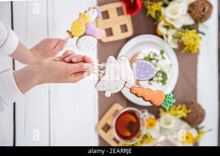 Nahaufnahme von hellen OsterLebkuchen auf Stöcken. Das Konzept der Einrichtung für die Osterferien. Stockfoto