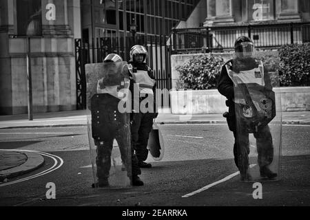 GROSSBRITANNIEN / England / London / Polizei in Bereitschaftstrüben am 13. Juni 2020 auf dem Trafalgar Square in London, Stockfoto