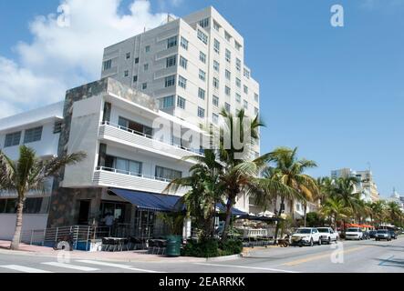 Berühmter Miami Beach Ocean Drive am ruhigen Sonntagmorgen (Florida). Stockfoto