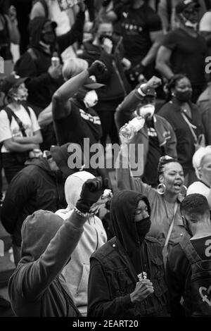 GROSSBRITANNIEN / England / London / Unterstützer der Protestgruppe London Black Revs erheben trotzige Fäuste auf rechtsextreme Demonstranten in Trafalgar sq Stockfoto