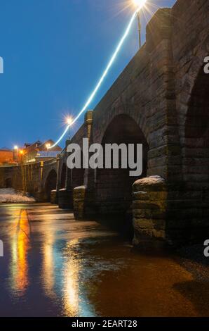 Nachtansicht der alten Brücke über den Fluss Wharfe in Wetherby, West Yorkshire Stockfoto