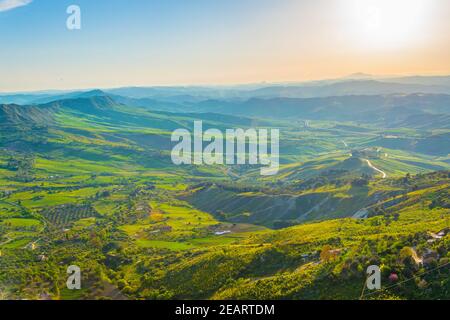 Blick auf ein Tal bei Enna im Zentrum Siziliens, Italien Stockfoto