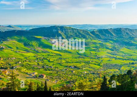 Blick auf ein Tal bei Enna im Zentrum Siziliens, Italien Stockfoto