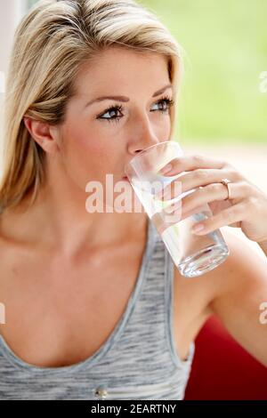 Frau-Trinkwasser Stockfoto