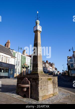 Die Marktkreuze mit ihrer seltenen Sonnenuhr und einer Wetterfahne in Guisborough, Cleveland Stockfoto