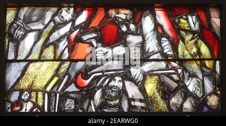 Gott trägt die Schuld der ganzen Menschheit, ergreift die Sünder und rettet sie vor dem Tod, Detail der Glasfenster von Sieger Koder in der St. John Kirche in Piflas, Deutschland Stockfoto