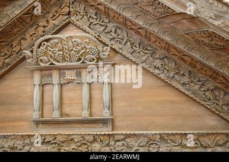 Schnitzerei auf Holz Bargeld und Cantikas. Uralte russische Kreativität. Museum der russischen Kultur. Stockfoto