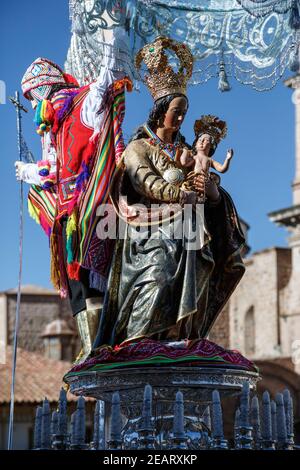 Virgen Natividad Real de Almudena (Königliche Krippe Jungfrau von Almudena) Float, Fronleichnamsfeier, Cusco, Peru Stockfoto