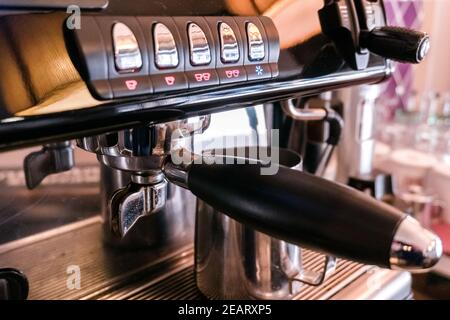 Selektiver Fokus einer Espressomaschine in einem Coffee Shop Stockfoto