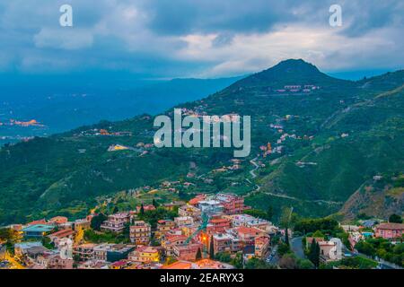 Luftaufnahme von Taormina bei Sonnenuntergang, Sizilien, Italien Stockfoto
