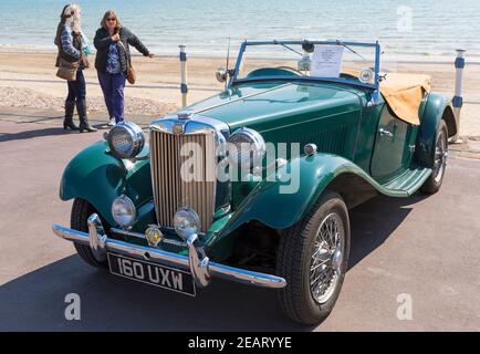 160 UXW 1953 MG TD Sport Rechtshandantrieb Export Modell 1250cc auf dem Display an der Strandpromenade in Weymouth Beach, Dorset UK im Mai Stockfoto