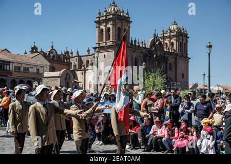 Prozession, Kathedrale von Cusco (Catedral Basilica de la Virgen de la Asuncion) im Hintergrund, Plaza de Armas, Fronleichnam-Feier, Cusco, Peru Stockfoto