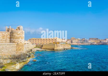 Blick auf die Strandpromenade rund um die Altstadt von Syrakus in Sizilien, Italien Stockfoto