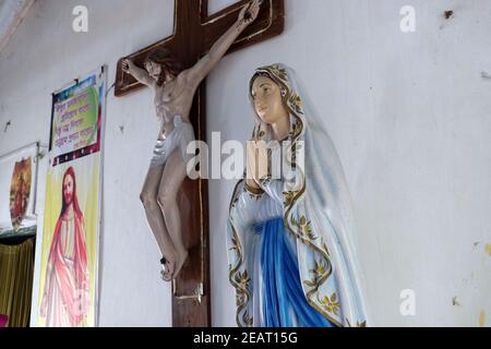 Jesus gekreuzigt am Kreuz und die Jungfrau Maria, katholische Kirche in Chunakhali, Westbengalen, Indien Stockfoto