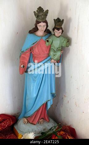 Jungfrau Maria mit Jesuskind, katholische Kirche in Chunakhali, Westbengalen, Indien Stockfoto