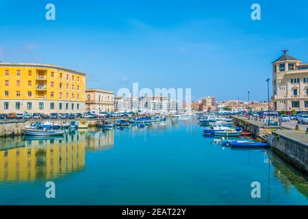 Boote werden neben der Altstadt von Syrakus, Sizilien, Italien vertäut Stockfoto