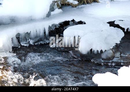 Eiszapfen, Bachlauf Stockfoto