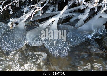 Eiszapfen am Bachlauf Stockfoto