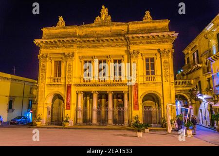 Nachtansicht des teatro comunale Vittorio Emanuele in Noto, Sizilien, Italien Stockfoto