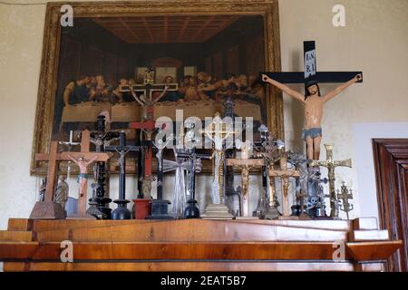 Sammlung von Kreuzen in das Pfarrhaus der Saint Francis Xavier in Vugrovec, Kroatien Stockfoto