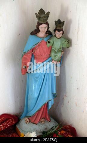 Jungfrau Maria mit Jesuskind, katholische Kirche in Chunakhali, Westbengalen, Indien Stockfoto