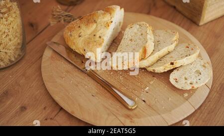 Weiße Brotscheiben auf einem Holztablett. Moderne Küche im skandinavischen Stil. Stockfoto