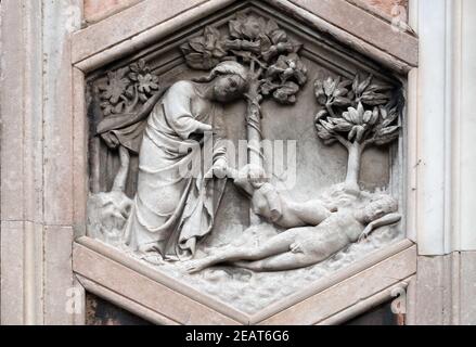 Erschaffung von Eve von Andrea Pisano, 1334-36., Relief auf Giotto Campanile von Cattedrale di Santa Maria del Fiore (Kathedrale Santa Maria del Fiore), Florenz, Italien Stockfoto