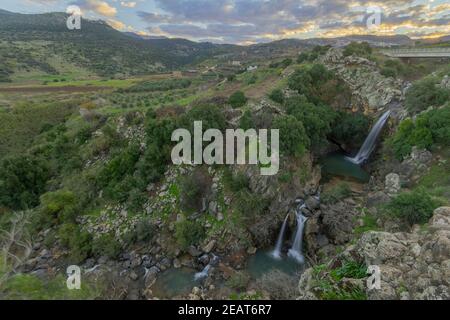 Sonnenaufgang Blick auf den Saar Wasserfall, mit der Nimrod Festung im Hintergrund. Die Golanhöhen, Nord-Israel Stockfoto