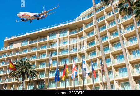 Zusammengesetztes Bild von Jet2.com Flugzeugen, die über das Hotel fliegen. Quarantäne-Hotel, Coronavirus, Covid-Konzept. Stockfoto