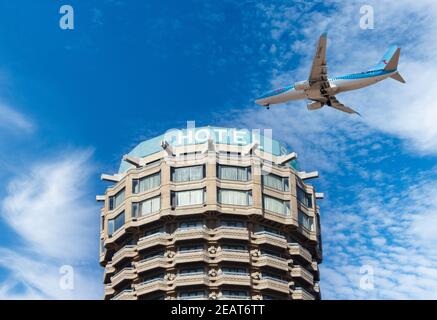 Zusammengesetztes Bild eines TUI-Flugzeugs, das über das Hotel fliegt. Quarantäne-Hotel, Coronavirus, Covid-Konzept. Stockfoto