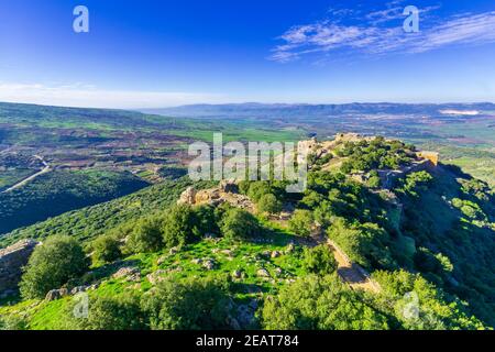 Blick auf die mittelalterliche Nimrod Festung mit Landschaft und Landschaft in der Nähe, in den Golan Höhen, Nord-Israel Stockfoto