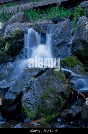 Kleiner Wasserfall, fotografiert bei langer Belichtung. Stockfoto