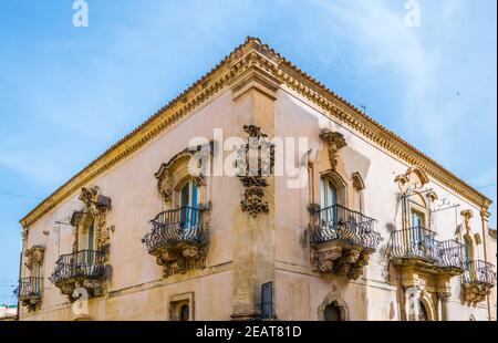 Häuser mit Balkon mit Blick auf eine schmale Straße in Ragusa, Sizilien, Italien Stockfoto