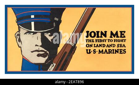 US MARINES 1917 Jahrgang WW1 USA Propaganda Military Recruitment Poster 'Join Me - The first to fight on Land & Sea - U.S. Marines' World war I World war The Great war Charles Buckles Falls 1874-1960, artist 1917 Poster Illustration eines Soldatengesichts, Umrahmt von Uniform Kragen Hut und Gewehr. Stockfoto