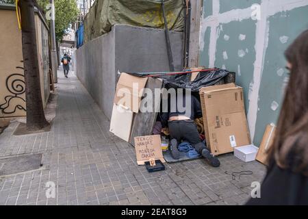 Barcelona, Spanien. Februar 2021, 10th. Ein Obdachloser wird gesehen, wie er sein Tierheim mit Pappkartons entlang der zentralen Straße in der Stadt Barcelona aufräumte.die Pandemie von Covid19 hinterlässt eine Spur von Obdachlosen, die auf den Straßen leben und der gesundheitlichen Notsituation mit minimalen Ressourcen aus ihren Häusern aus Pappe gegenüberstehen Gewerbegebiete der Stadt. Kredit: SOPA Images Limited/Alamy Live Nachrichten Stockfoto