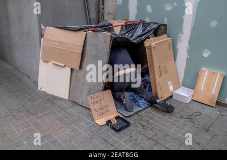 Barcelona, Spanien. Februar 2021, 10th. Ein Obdachloser wird gesehen, wie er sein Tierheim mit Pappkartons entlang der zentralen Straße in der Stadt Barcelona aufräumte.die Pandemie von Covid19 hinterlässt eine Spur von Obdachlosen, die auf den Straßen leben und der gesundheitlichen Notsituation mit minimalen Ressourcen aus ihren Häusern aus Pappe gegenüberstehen Gewerbegebiete der Stadt. Kredit: SOPA Images Limited/Alamy Live Nachrichten Stockfoto