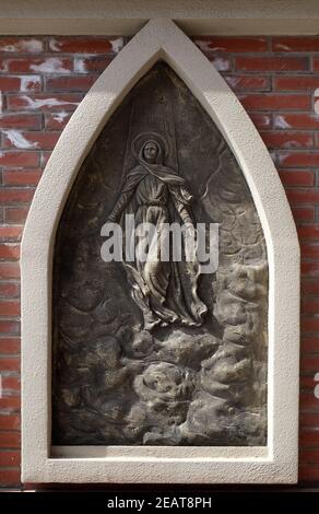 Annahme der Jungfrau Maria in den Himmel, die Außenwand der Kathedrale von St. Ignatius in Shanghai, China Stockfoto