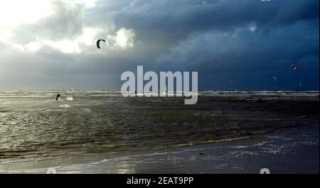 Kitesurfer, Lenkdrachensegeln, Sankt Peter-Ording Stockfoto