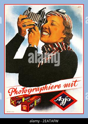 AGFA Vintage 1930er Jahre Agfa Film und Kamera Werbung Poster des Künstlers Albert Rüegg mit einer attraktiven stilvollen Dame mit einer Agfa-Rollfilm-Balgenkamera. 'PHOTOGRAPHIERE mit Agfa', eine qualitativ hochwertige westdeutsche Fotofirma (sehr beliebt in den 1930s-1980er Jahren) Deutschland 1937 Stockfoto