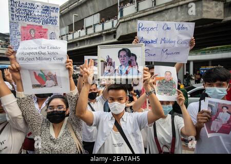 Burmesische Bürger porträtieren Myanmars de-facto-Führer Aung San Suu Kyi während eines "Make Noise"-Protests, um den jüngsten Militärputsch der Junta in Myanmar zu verurteilen und Artikel 112 des thailändischen Strafgesetzbuches abzulehnen.Tausende von prodemokratischen Demonstranten veranstalteten eine Demonstration vor dem MBK Einkaufszentrum in Siam, ‘Mrief "Make Noise", indem er Küchengeräte in Solidarität mit den Anti-Militärputsch-Demonstranten in Myanmar schlug und die Sektion 112 des thailändischen Strafgesetzbuches ablehnte. Das Militär von Myanmar nahm am 01. Februar 2021 die staatliche Beraterin von Myanmar Aung San Suu Kyi fest und erklärte einen Staat von em Stockfoto
