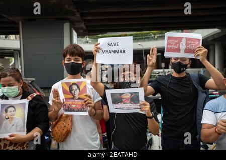 Burmesische Bürger porträtieren Myanmars de-facto-Führer Aung San Suu Kyi während eines "Make Noise"-Protests, um den jüngsten Militärputsch der Junta in Myanmar zu verurteilen und Artikel 112 des thailändischen Strafgesetzbuches abzulehnen.Tausende von prodemokratischen Demonstranten veranstalteten eine Demonstration vor dem MBK Einkaufszentrum in Siam, ‘Mrief "Make Noise", indem er Küchengeräte in Solidarität mit den Anti-Militärputsch-Demonstranten in Myanmar schlug und die Sektion 112 des thailändischen Strafgesetzbuches ablehnte. Das Militär von Myanmar nahm am 01. Februar 2021 die staatliche Beraterin von Myanmar Aung San Suu Kyi fest und erklärte einen Staat von em Stockfoto