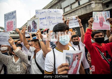 Burmesische Bürger porträtieren Myanmars de-facto-Führer Aung San Suu Kyi während eines "Make Noise"-Protests, um den jüngsten Militärputsch der Junta in Myanmar zu verurteilen und Artikel 112 des thailändischen Strafgesetzbuches abzulehnen.Tausende von prodemokratischen Demonstranten veranstalteten eine Demonstration vor dem MBK Einkaufszentrum in Siam, ‘Mrief "Make Noise", indem er Küchengeräte in Solidarität mit den Anti-Militärputsch-Demonstranten in Myanmar schlug und die Sektion 112 des thailändischen Strafgesetzbuches ablehnte. Das Militär von Myanmar nahm am 01. Februar 2021 die staatliche Beraterin von Myanmar Aung San Suu Kyi fest und erklärte einen Staat von em Stockfoto