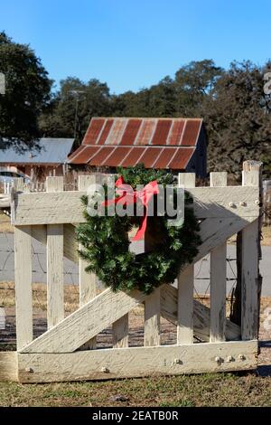 Am Eingangstor des historischen Boyhood-Hauses des ehemaligen Präsidenten Lyndon Baines Johnson in Johnson City, Texas, hängt ein Weihnachtskranz. Stockfoto